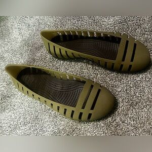 CROCS Adrina Il Light Green Cut Out Ballet Flats
Size 9